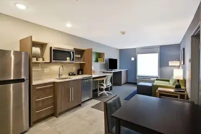 Image de Urban Oasis: 2 Pet-friendly Accommodation in Michigan. Onsite Pool, Breakfast!