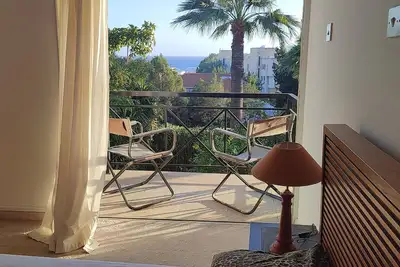 Image de Villa sur mer, piscine et jardin.
