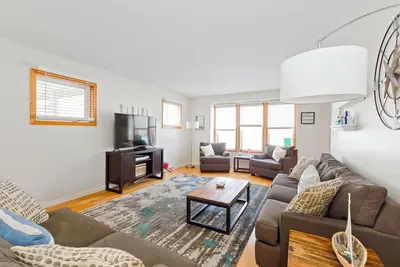 Image de Cute New Buffalo Home, Fire Pit, Yard Games, walkable