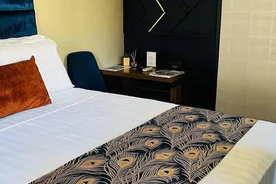 Image de Shiloh Inn-Tranquil midnight blue accent walls set relaxation tone for your stay