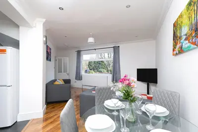 Image de Skyvillion - Enfield Maison 4 chambres Avec jardin & Parking