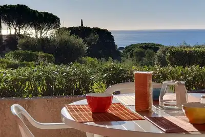 Image de Vue Mer Studio Clim Spacieuse Terrasse Sans vis à vis Mer Parking. Piscine