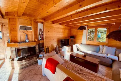 Image de Chalet traditionnel avec garage double et terrasse