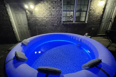 Image de Charleston King Suite Hot Tub Fire Pit FirePlace 2