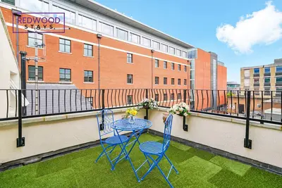 Image de Modern Town Center Apartment | Balcony Access