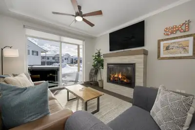 Image de Brand New upscale 2-Bedroom Condo in Fraser with Large Private Hot Tub