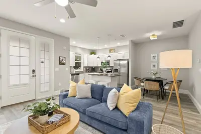 Image de Canopy Cabana | Luxury Apt, Steps from Main St