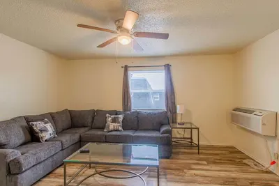 Image de A bedroom in close proximity to Fort Sill!