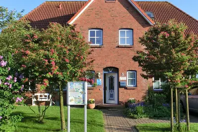 Image de Ihre Wohlfühloase Inmitten Einerweitläufigen, Üppigen Gartenlandschaft