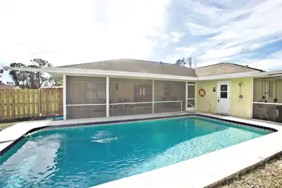 Image de The Classic Floridian Oasis; Close to Sw Beaches, Huge Lanai & Heated Pool\"