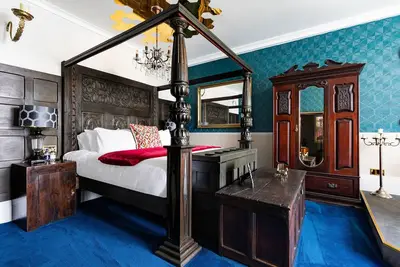 Image de Famille-Appartement-Salle de bain privée séparée-Vue sur la cour-The De Vere. . .