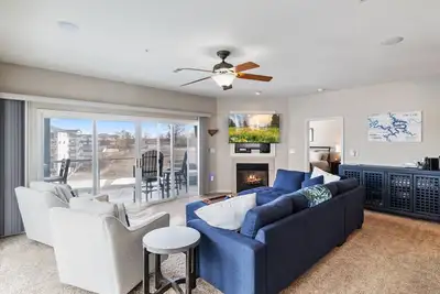 Image de Serene Lake View and Easy Access to Local Delights