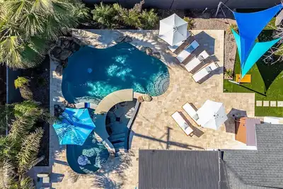 Image de Your Dream Getaway: Stylish 5br Home with Pool, Spa, and Entertainment Paradise!