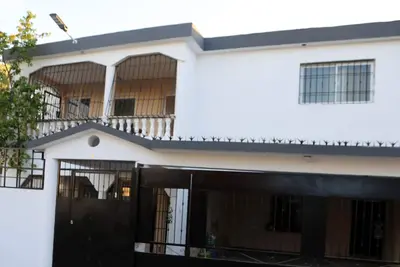 Image de Casa de dos niveles de concepto abierto en Santo Domingo Este. .