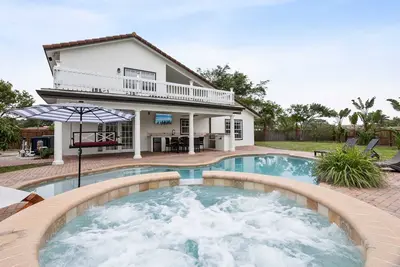 Image de Heated Pool/Spa Getaway -10 Minutes from Downtown Wpb & Palm Beach Island!