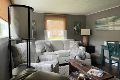 Image de Walking distance to beach and downtown shopping and restaurants. Fenced Backyard