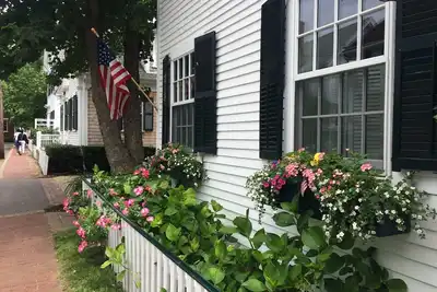 Image de Elegant In-Town Federal Home Newly Decorated