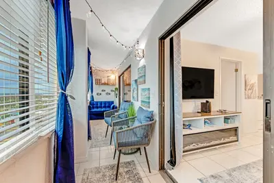 Image de Penthouse Retreat in Oceanfront Bldg with pool, garage parking and sunset views.