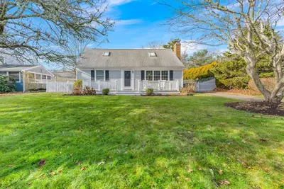 Image de Walk to beach, fenced yard, and toys for the kids!