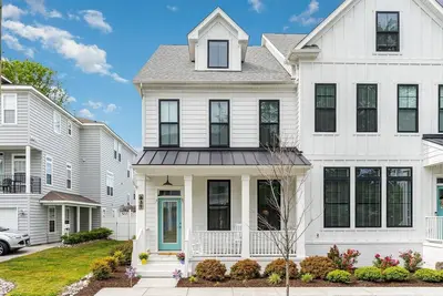 Image de 4 Br in heart of Vb, sleeps 8! Ev charger plug!