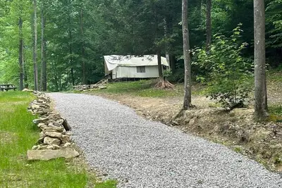 Image de Glamping safari tent overlooking pond. Kid and pet friendly.