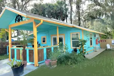 Image de 🌴🏄‍♀️Hot Deals! Affordable Cottage, close to shops, restaurants &Nsb beach. .