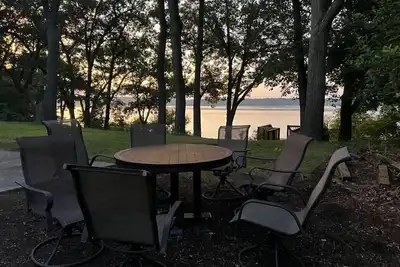 Image de The Perfect Place: Close to town, with 100' of private lake frontage.