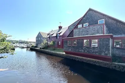 Image de Boo-Bird by The Sea in Downtown Manchester Ma