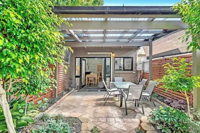 Image de Violet Cottage An Idyllic Urban Oasis for Two