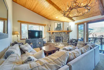 Image de Big Bear Lake Cabin w/ Hot Tub & Gas Fire Pit!