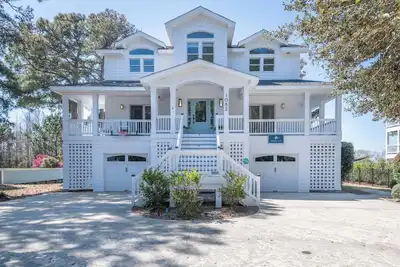 Soundfront, Beach Trolly, Pool, Spa, Resort Access