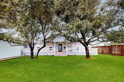 Image de Picture-perfect bayfront gem with fishing/swimming pier & renovated interior