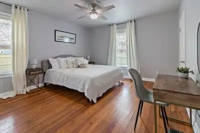 Image de Walkable & Central w/ 1st flr bdr & bth- TVs in all rooms!