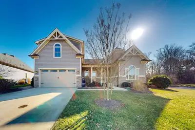 Image de Gorgeous Bay Forest home with resort amenities, raised patio, office, & firepits