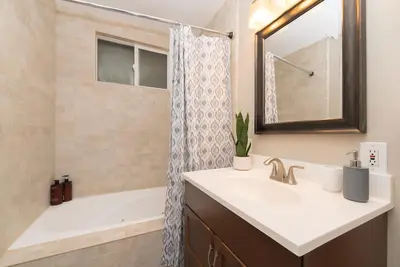 Image de Disneyland 9 min pool house long term