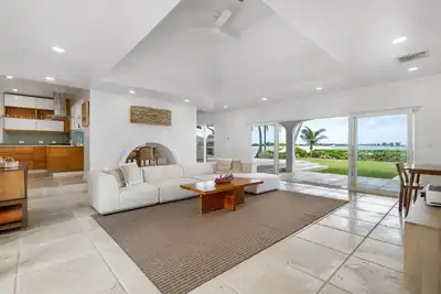 Image de Villa Oasis- Oceanfront Beach House with Pool- Close to BahaMar!
