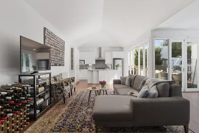 Image de Spacious, Stylish Home in Amazing Albert Park Location