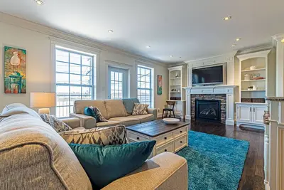 Image de Luxury 3-Bedroom Furnished Home. View of Nw Arm Min. 28 nights.