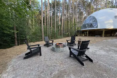Image de Aurora Luxury Dome + Hot Tub + Sauna + N Mi + Kitchen + Bathroom + King + Queen!
