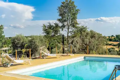 Image de Maison de vacances privée avec Wifi, piscine, climatisation, bain à remous, Tv, patio