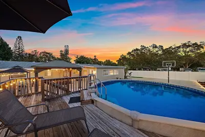 Image de Sunshine Haven | Huge Backyard, Private heated Pool + Fire Pit!