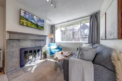 Image de In the heart of the Village, minutes away from the grocery, restaurants & shops