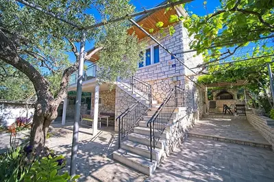 Image de Appartement de trois chambres avec la terrasse et la vue sur le mer Postira, Brac (A-22195-a)