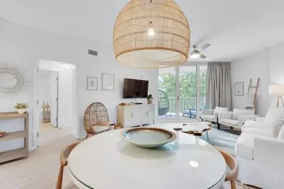 Image de Walk to Beach. Resort Pool. 2 bedroom Condo minutes from the emerald waters!