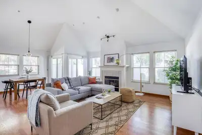 Image de Pleasant Foster City 3br w/ Patio, nr Parks & Transport, by Blueground