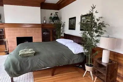 Image de Private Room w/ King-size Bed, Large Windows & Fireplace