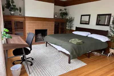 Image de Private Room with King Bed and Private Half Bathroom