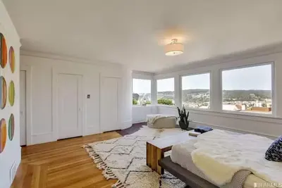 Image de Private Bedroom with King Bed & En-suite Bathroom