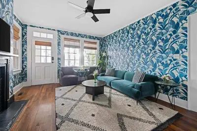 Image de Historic Downtown Abode - 9 Bedrooms!