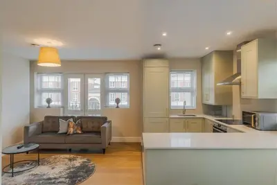 Image de Chic 2 Bed Flat - Balcony - Allocated Parking - Vat Q